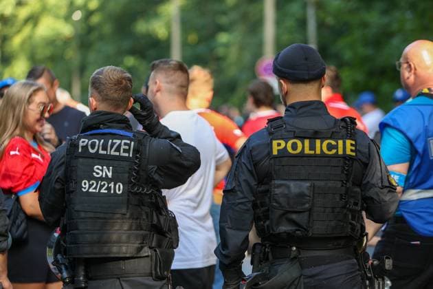 Leipzig - Tausende Tschechen laufen durch Leipzig: Fanmarsch von der Innenstadt zum Stadion 18.06.2024 ab Stadtgebiet Leipzig Vor dem ersten EM-Spiel in Leipzig zwischen Portugal und Tschechien haben mehrere Tausend Tschechen einen Fanmarsch zwischen dem Leipziger Richard-Wagner-Platz und dem Stadion gebildet. Auf dem zündeten sie vereinzelt Pyrotechnik, allerdings blieb der Marsch friedlich, so ein Polizeisprecher. Mittlerweile sind der Großteil der Fans im Stadion. Um 21 Uhr beginnt die Partie. Die Polizei ist mit mehr als 2.000 Kräften aus Sachsen, anderen Bundesländern sowie aus Tschechien und Portugal im Einsatz. Leipzig Sachsen Deutschland Copyright: xEHLxMediax 240618_em-fanmarsch-tschechien-leipzig_12
