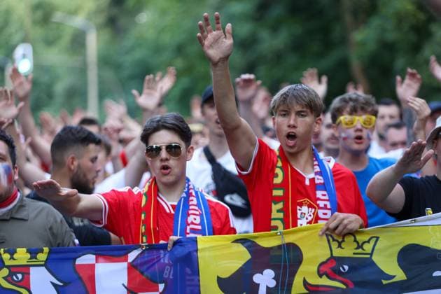 Leipzig - Tausende Tschechen laufen durch Leipzig: Fanmarsch von der Innenstadt zum Stadion 18.06.2024 ab Stadtgebiet Leipzig Vor dem ersten EM-Spiel in Leipzig zwischen Portugal und Tschechien haben mehrere Tausend Tschechen einen Fanmarsch zwischen dem Leipziger Richard-Wagner-Platz und dem Stadion gebildet. Auf dem zündeten sie vereinzelt Pyrotechnik, allerdings blieb der Marsch friedlich, so ein Polizeisprecher. Mittlerweile sind der Großteil der Fans im Stadion. Um 21 Uhr beginnt die Partie. Die Polizei ist mit mehr als 2.000 Kräften aus Sachsen, anderen Bundesländern sowie aus Tschechien und Portugal im Einsatz. Leipzig Sachsen Deutschland Copyright: xEHLxMediax 240618_em-fanmarsch-tschechien-leipzig_15