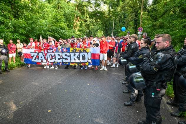Leipzig - Tausende Tschechen laufen durch Leipzig: Fanmarsch von der Innenstadt zum Stadion 18.06.2024 ab Stadtgebiet Leipzig Vor dem ersten EM-Spiel in Leipzig zwischen Portugal und Tschechien haben mehrere Tausend Tschechen einen Fanmarsch zwischen dem Leipziger Richard-Wagner-Platz und dem Stadion gebildet. Auf dem zündeten sie vereinzelt Pyrotechnik, allerdings blieb der Marsch friedlich, so ein Polizeisprecher. Mittlerweile sind der Großteil der Fans im Stadion. Um 21 Uhr beginnt die Partie. Die Polizei ist mit mehr als 2.000 Kräften aus Sachsen, anderen Bundesländern sowie aus Tschechien und Portugal im Einsatz. Leipzig Sachsen Deutschland Copyright: xEHLxMediax 240618_em-fanmarsch-tschechien-leipzig_17