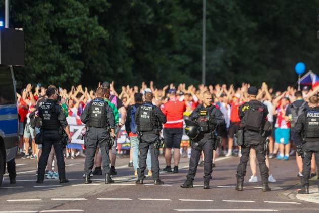 Leipzig - Tausende Tschechen laufen durch Leipzig: Fanmarsch von der Innenstadt zum Stadion 18.06.2024 ab Stadtgebiet Leipzig Vor dem ersten EM-Spiel in Leipzig zwischen Portugal und Tschechien haben mehrere Tausend Tschechen einen Fanmarsch zwischen dem Leipziger Richard-Wagner-Platz und dem Stadion gebildet. Auf dem zündeten sie vereinzelt Pyrotechnik, allerdings blieb der Marsch friedlich, so ein Polizeisprecher. Mittlerweile sind der Großteil der Fans im Stadion. Um 21 Uhr beginnt die Partie. Die Polizei ist mit mehr als 2.000 Kräften aus Sachsen, anderen Bundesländern sowie aus Tschechien und Portugal im Einsatz. Leipzig Sachsen Deutschland Copyright: xEHLxMediax 240618_em-fanmarsch-tschechien-leipzig_22