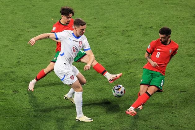 Football - UEFA EURO, EM, Europameisterschaft,Fussball 2024 - Group F - Portugal v Czech Republic 18th June 2024 - UEFA EURO 2024 - Group F - Portugal v Czech Republic - L-R Vitinha of Portugal, Lukas Provod of Czech Republic and Bruno Fernandes of Portugal - Photo: Simon Stacpoole Offside. Leipzig Germany Copyright: xSimonxStacpoolexOffside