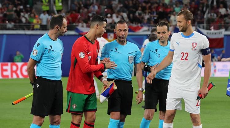 Cristiano Ronaldo, Schiedsrichter Marco Guida (ITA), Tomas Soucek bei der Seitenwahl Fußball Fussball Europameisterschaft Euro 2024 EM Herren Saison 2023 2024 18.06.2024 Portugal POR vs. Tschechien CZE in Leipzig DFL regulations prohibit any use of photographs as image sequences and or quasi-video.