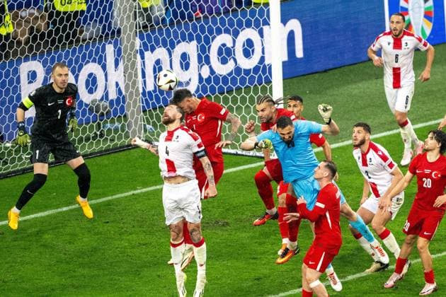 GER, EURO 2024, Group F, Türkei (Tur) vs Georgien (GEO) 18.06.2024, BVB Stadium Dortmund, Dortmund, GER, EURO 2024, Group F, Türkei (Tur) vs Georgien (GEO) Im Bild: Samet Akaydin (Tuerkei TUR, 04); im Zweikampf, Duell, Dynamik, Aktion, Action, Spielszene; Abwehr der Ecke selbst der georgische Torhüter Giorgi Mamardshvili (Georgien GEO, 25); ist im gegnerischen Strafraum