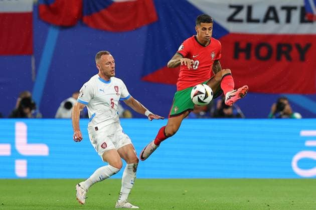Portugal - Tschechien UEFA EURO, EM, Europameisterschaft,Fussball 2024 Leipzig, 18.06.2024, Leipzig Stadium, UEFA EURO 2024 Germany , Gr. F Vorrunde , PORTUGAL vs. TSCHECHIEN , Im Bild v.l.: Vladimir Coufal (5, Tschechien) und Joao Cancelo (20, Portugal)
