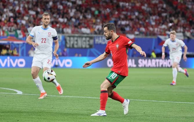 Portugal - Tschechien UEFA EURO, EM, Europameisterschaft,Fussball 2024 Leipzig, 18.06.2024, Leipzig Stadium, UEFA EURO 2024 Germany , Gr. F Vorrunde , PORTUGAL vs. TSCHECHIEN , Im Bild v.l.: Tomas Soucek (22, Tschechien) und Bernardo Silva (10, Portugal) ,