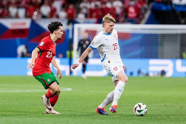 UEFA EURO 2024: Portugal - Tschechien; 18.06.2024 Zweikampf Vitor Machado Ferreira Vitinha (Portugal, 23), Pavel Sulc (Tschechien, 25) UEFA EURO 2024: Portugal - Tschechien; Leipzig Stadium, Leipzig am 18.06.2024 Copyright: xBEAUTIFULxSPORTS Wunderlx