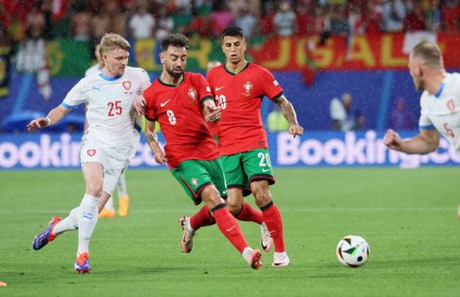 Portugal - Tschechien UEFA EURO, EM, Europameisterschaft,Fussball 2024 Leipzig, 18.06.2024, Leipzig Stadium, UEFA EURO 2024 Germany , Gr. F Vorrunde , PORTUGAL vs. TSCHECHIEN , Im Bild v.l.: Pavel Sulc (25, Tschechien), Bruno Fernandes (8, Portugal) und Diogo Jota (21, Portugal) ,