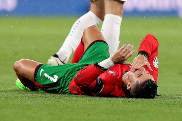 18.06.2024, xtgx, Fussball EM 2024, Portugal - Tschechien emspor, v.l. Cristiano Ronaldo (Portugal) mit Schmerzen, verletzt, Verletzung (DFL DFB REGULATIONS PROHIBIT ANY USE OF PHOTOGRAPHS as IMAGE SEQUENCES and or QUASI-VIDEO) Leipzig