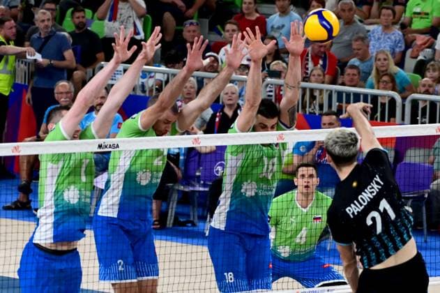 Ljubljana, Slovenia, June 18st 2024: Luciano Palonsky of Argentina (R) in action Slovenian block during the FIVB Men s Volleyball Nations League match between Slovenia and Argentina at Arena Stozice, Ljubljana, Slovenia. (Igor Kupljenik SPP) Copyright: xIgorxKupljenikx xSPPx spp-en-IgKuSp-IKO_0632