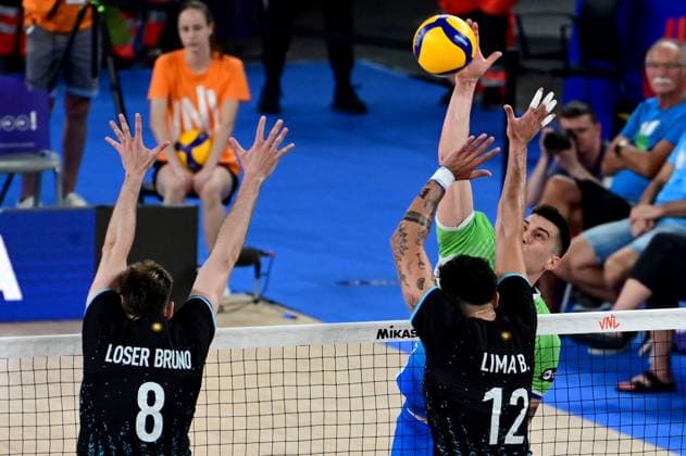 Ljubljana, Slovenia, June 18st 2024: Jan Kozamernik of Slovenia (R) in action against Bruno Lima of Argentina (C) during the FIVB Men s Volleyball Nations League match between Slovenia and Argentina at Arena Stozice, Ljubljana, Slovenia. (Igor Kupljenik SPP) Copyright: xIgorxKupljenikx xSPPx spp-en-IgKuSp-IKO_0683