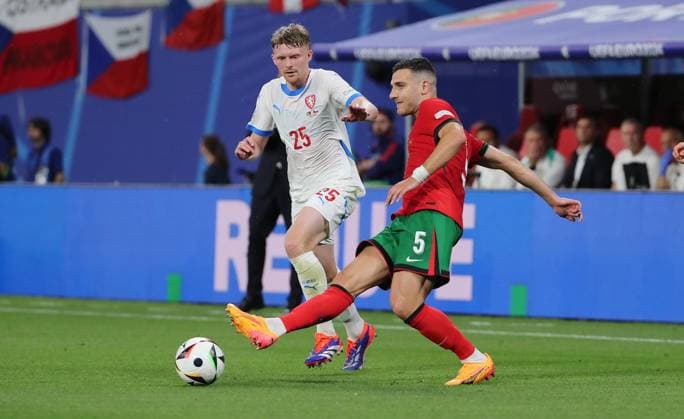 Pavel Sulc, Diogo Dalot Zweikampf Spielszene Aktion Fußball Fussball Europameisterschaft Euro 2024 EM Herren Saison 2023 2024 18.06.2024 Portugal POR vs. Tschechien CZE in Leipzig DFL regulations prohibit any use of photographs as image sequences and or quasi-video.