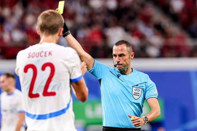 2024-06-18 Portugal v Czechia - Group F - UEFA EURO, EM, Europameisterschaft,Fussball 2024 LEIPZIG, GERMANY - JUNE 18: Referee Marco Guida shows a yellow card to Rafael Leao of Portugal during the Group F - UEFA EURO 2024 match between Portugal and Czechia at Red Bull Arena on June 18, 2024 in Leipzig, Germany. (Photo by Peter Lous BSR Agency) Leipzig Germany Content not available for redistribution in The Netherlands directly or indirectly through any third parties. Copyright: xBSRxAgencyx