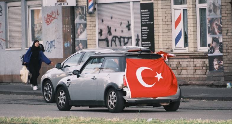 18.06.2024 Kassel Fußball-Europameisterschaft 2024 - UEFA EURO, EM, Europameisterschaft,Fussball 2024 Nach dem Sieg der türkischen EM-Mannschaft über Georgien feiern türkische Fans in Kassel