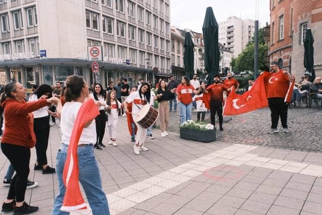 18.06.2024 Kassel Fußball-Europameisterschaft 2024 - UEFA EURO, EM, Europameisterschaft,Fussball 2024 Nach dem Sieg der türkischen EM-Mannschaft über Georgien feiern türkische Fans in Kassel