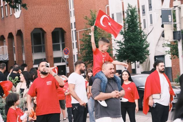 18.06.2024 Kassel Fußball-Europameisterschaft 2024 - UEFA EURO, EM, Europameisterschaft,Fussball 2024 Nach dem Sieg der türkischen EM-Mannschaft über Georgien feiern türkische Fans in Kassel