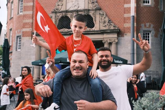 18.06.2024 Kassel Fußball-Europameisterschaft 2024 - UEFA EURO, EM, Europameisterschaft,Fussball 2024 Nach dem Sieg der türkischen EM-Mannschaft über Georgien feiern türkische Fans in Kassel