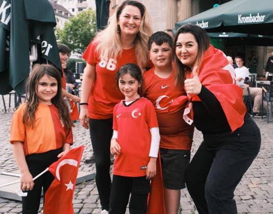 18.06.2024 Kassel Fußball-Europameisterschaft 2024 - UEFA EURO, EM, Europameisterschaft,Fussball 2024 Nach dem Sieg der türkischen EM-Mannschaft über Georgien feiern türkische Fans in Kassel
