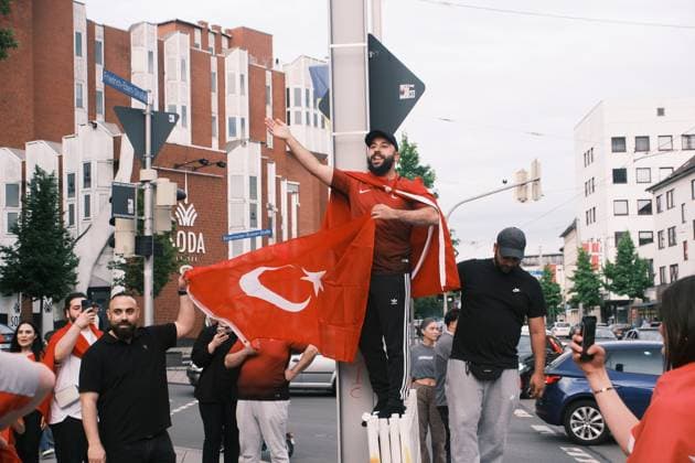 18.06.2024 Kassel Fußball-Europameisterschaft 2024 - UEFA EURO, EM, Europameisterschaft,Fussball 2024 Nach dem Sieg der türkischen EM-Mannschaft über Georgien feiern türkische Fans in Kassel