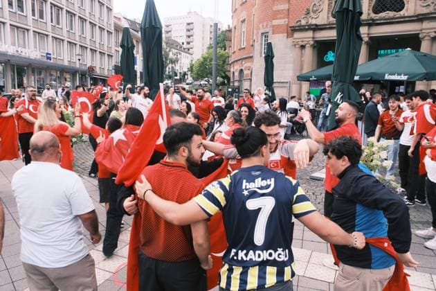 18.06.2024 Kassel Fußball-Europameisterschaft 2024 - UEFA EURO, EM, Europameisterschaft,Fussball 2024 Nach dem Sieg der türkischen EM-Mannschaft über Georgien feiern türkische Fans in Kassel