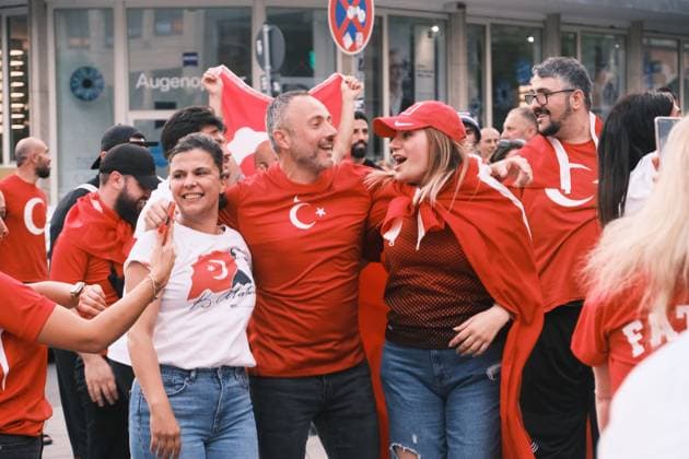 18.06.2024 Kassel Fußball-Europameisterschaft 2024 - UEFA EURO, EM, Europameisterschaft,Fussball 2024 Nach dem Sieg der türkischen EM-Mannschaft über Georgien feiern türkische Fans in Kassel