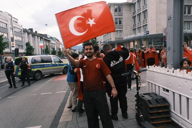 18.06.2024 Kassel Fußball-Europameisterschaft 2024 - UEFA EURO, EM, Europameisterschaft,Fussball 2024 Nach dem Sieg der türkischen EM-Mannschaft über Georgien feiern türkische Fans in Kassel