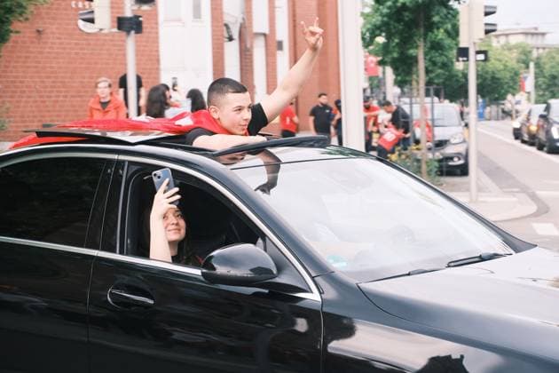 18.06.2024 Kassel Fußball-Europameisterschaft 2024 - UEFA EURO, EM, Europameisterschaft,Fussball 2024 Nach dem Sieg der türkischen EM-Mannschaft über Georgien feiern türkische Fans in Kassel und zeigen leider vereinzelt das Zeichen der Grauen Wölfe