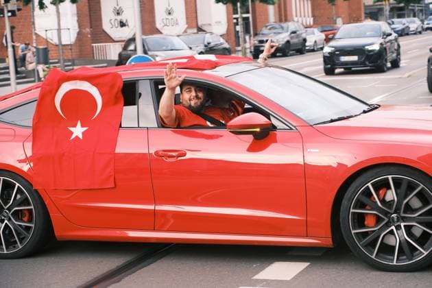 18.06.2024 Kassel Fußball-Europameisterschaft 2024 - UEFA EURO, EM, Europameisterschaft,Fussball 2024 Nach dem Sieg der türkischen EM-Mannschaft über Georgien feiern türkische Fans in Kassel und zeigen leider vereinzelt das Zeichen der Grauen Wölfe