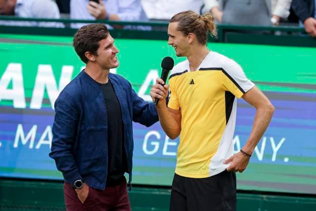 Mischa Zverev (ehemaliger Tennisprofi) und Alexander Zverev (Germany) unterhalten sich, TERRA WORTMANN Open 2024, Oscar Otte vs Alexander Zverev, Gerry-Weber-Stadion, 18.06.2024, Halle, Deutschland.