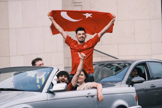 18.06.2024 Kassel Fußball-Europameisterschaft 2024 - UEFA EURO, EM, Europameisterschaft,Fussball 2024 Nach dem Sieg der türkischen EM-Mannschaft über Georgien feiern türkische Fans in Kassel