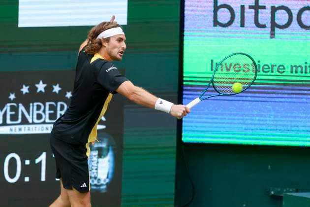 Stefanos Tsitsipas (Greece) kontrolliert den Ball, TERRA WORTMANN Open 2024, Henri Squire vs Stefanos Tsitsipas, Gerry-Weber-Stadion, 18.06.2024, Halle, Deutschland.