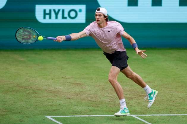 Henri Squire (Germany) kontrolliert den Ball, TERRA WORTMANN Open 2024, Henri Squire vs Stefanos Tsitsipas, Gerry-Weber-Stadion, 18.06.2024, Halle, Deutschland.