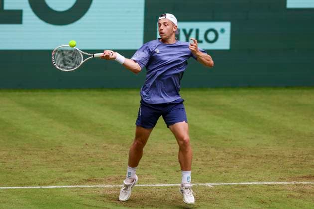 Tallon Griekspoor (Netherlands) kontrolliert den Ball, TERRA WORTMANN Open 2024, Jannik Sinner vs Tallon Griekspoor, Gerry-Weber-Stadion, 18.06.2024, Halle, Deutschland.