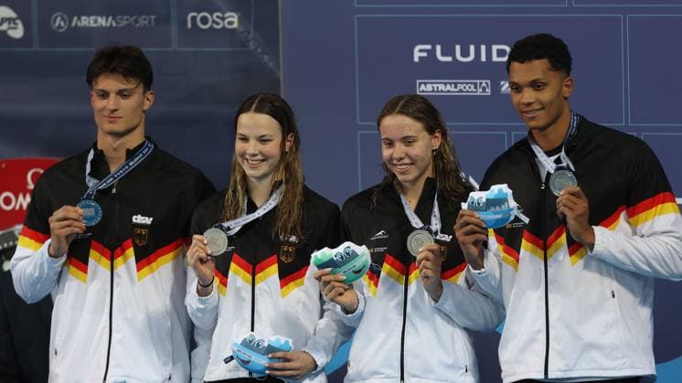 Schwimmen, EM in Belgrad, Deutsche 4x100m Mixed Lagenstaffel holt Silber 18.06.2024 Belgrade(Serbia) European Aquatics Championship Swimming mixed 4 x 100m Medley Relay final Luca Nik Armbruster(L),Maya Werner (2L),Nina Jazy(3L),Melvin Imoudu(R) Germany silver medal :