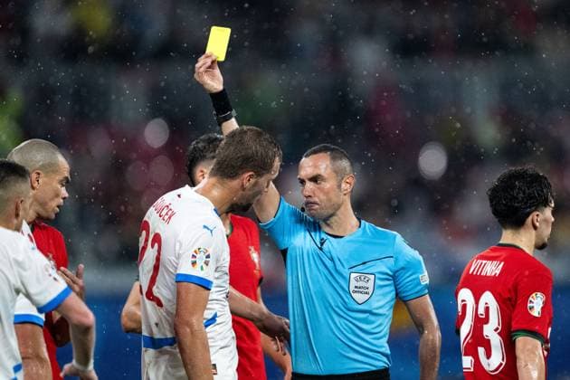 240618 Tomas Soucek of Czech Republic receives a yellow card from referee Marco Guida during the UEFA EURO, EM, Europameisterschaft,Fussball 2024 Football Championship match between Portugal and Czech Republic on June 18, 2024 in Leipzig. Photo: Mathias Bergeld BILDBYRAN kod MB MB0938 fotboll football soccer fotball fotbolls-em europamästerskap em uefa euro uefa european football championship euro 2024 portugal tjeckien czech republic bbeng Copyright: MATHIASxBERGELD BB240618MB094