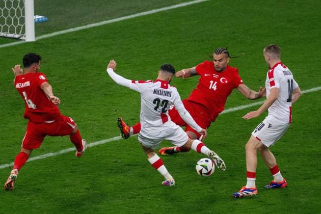 GER, EURO 2024, Group F, Türkei (Tur) vs Georgien (GEO) 18.06.2024, BVB Stadium Dortmund, Dortmund, GER, EURO 2024, Group F, Türkei (Tur) vs Georgien (GEO) Im Bild: Georges Mikautadze (Georgien GEO, 22); im Zweikampf, Samet Akaydin (Tuerkei TUR, 04); Abduelkerim Bardakci (Tuerkei TUR, 14); Duell, Dynamik, Aktion, Action, Spielszene; Ball am Fuss; Einzelaktion, Ganzkörper Ganzkoerper; Freisteller, Einzelbild, Aktion, Action, Spielszene;