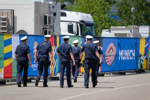 17.06.2024, Fussball UEFA EURO, EM, Europameisterschaft,Fussball 2024, Vorrunde, Match 10, Rumänien - Ukraine, in der Fußball Arena München. Polizeibeamte vor dem Stadion.