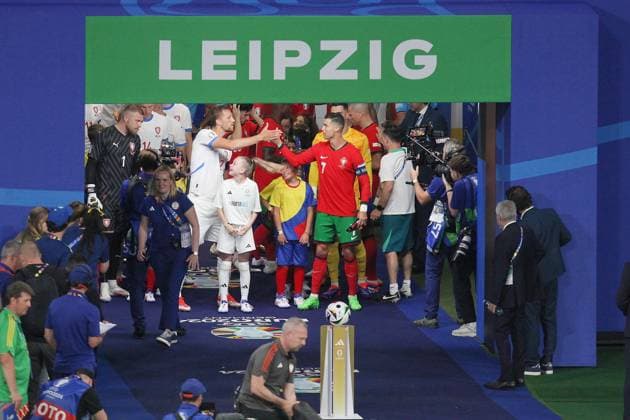Leipzig, Sachsen-Anhalt, Deutschland, 18.06.2024: Red-Bull-Arena: Fußball-EM 2024, Gruppe F, Portugal - Tschechien: Tomas Soucek (22, Tschechien) und Cristiano Ronaldo (7, Portugal) kommen mit ihren Mannschaften aus der Kabine und klatschen vor Anpfiff ab, dazwischen stehen Einlaufkinder Copyright: xdtsxNachrichtenagenturx dts_40682
