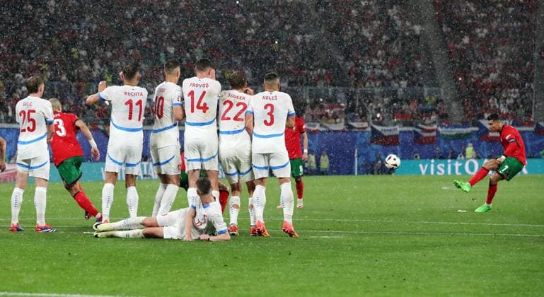 Cristiano Ronaldo schießt Freistoß über die Mauer Fußball Fussball Europameisterschaft Euro 2024 EM Herren Saison 2023 2024 18.06.2024 Portugal POR vs. Tschechien CZE in Leipzig DFL regulations prohibit any use of photographs as image sequences and or quasi-video.