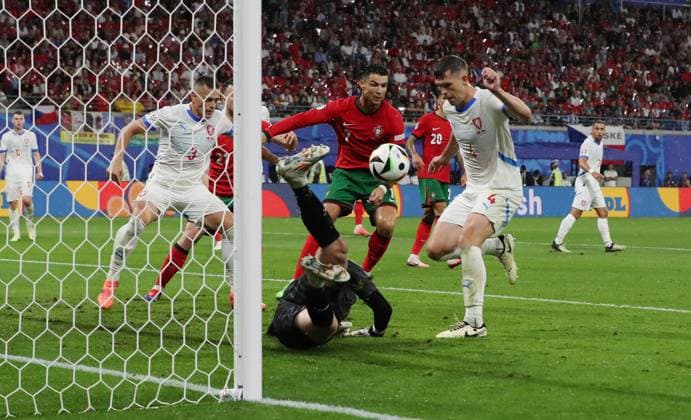 re. Robin Hranac erzielt das Eigentor zum 1:1 gegen Torwart Jindrich Stanek Fußball Fussball Europameisterschaft Euro 2024 EM Herren Saison 2023 2024 18.06.2024 Portugal POR vs. Tschechien CZE in Leipzig DFL regulations prohibit any use of photographs as image sequences and or quasi-video.