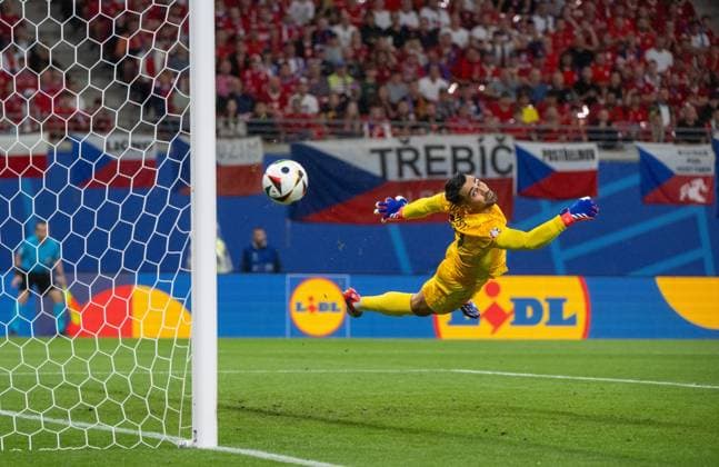 Sport Themen der Woche KW25 Fussball, Herren, Saison 2023 24, UEFA EURO, EM, Europameisterschaft,Fussball 20204, Gruppe F (1. Spieltag) in Leipzig, Portugal - Tschechien, Lukas Provod (nicht im Bild, Tschechien) erzielt das Tor zum 0:1 gegen Torhüter Diogo Costa (Portugal), 18.06. 2024, *** Football, Men, Season 2023 24, UEFA Euro 20204, Group F 1 Matchday in Leipzig, Portugal Czech Republic, Lukas Provod not in picture, Czech Republic scores the goal to 0 1 against goalkeeper Diogo Costa Portugal , 18 06 2024, Copyright: xMatthiasxKochx