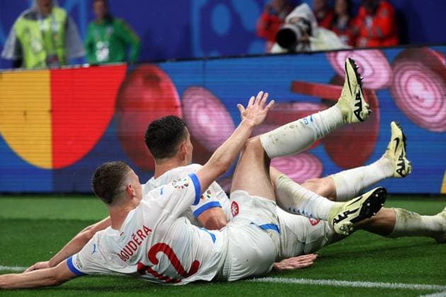 Portugal - Tschechien UEFA EURO, EM, Europameisterschaft,Fussball 2024 Leipzig, 18.06.2024, Leipzig Stadium, UEFA EURO 2024 Germany , Gr. F Vorrunde , PORTUGAL vs. TSCHECHIEN , Tor für Tschechien zum 0:1. Im Bild: David Doudera (12, Tschechien) und Torschütze Lukas Provod (14, Tschechien), Torjubel ,