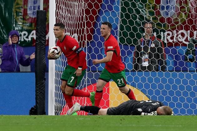 18.06.2024, xtgx, Fussball EM 2024, Portugal - Tschechien emspor, v.l. Cristiano Ronaldo (Portugal) Diogo Silva (Portugal) Jindrich Stanek (Tschechien) nach dem Eigentor von Robin Hranac (Tschechien) zum 1:1 (DFL DFB REGULATIONS PROHIBIT ANY USE OF PHOTOGRAPHS as IMAGE SEQUENCES and or QUASI-VIDEO) Leipzig