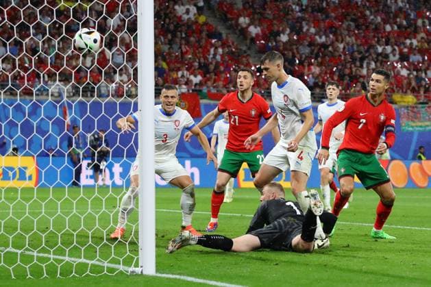 Portugal - Tschechien UEFA EURO, EM, Europameisterschaft,Fussball 2024 Leipzig, 18.06.2024, Leipzig Stadium, UEFA EURO 2024 Germany , Gr. F Vorrunde , PORTUGAL vs. TSCHECHIEN , Im Bild: Tor für Portugal, Robin Hranac (4, Tschechien) trifft ins eigene Tor
