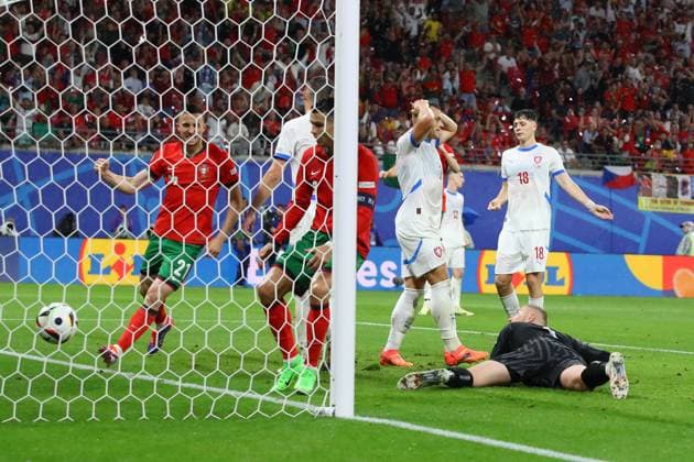 Portugal - Tschechien UEFA EURO, EM, Europameisterschaft,Fussball 2024 Leipzig, 18.06.2024, Leipzig Stadium, UEFA EURO 2024 Germany , Gr. F Vorrunde , PORTUGAL vs. TSCHECHIEN , Im Bild: Tor für Portugal, Robin Hranac (4, Tschechien) trifft ins eigene Tor