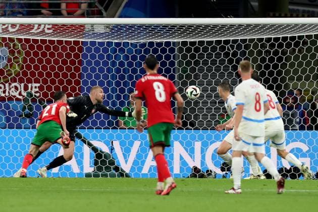 18.06.2024, xtgx, Fussball EM 2024, Portugal - Tschechien emspor, v.l. Nicht gegebenes Tor zum vermeintlichen 2:1 durch Diogo Silva (Portugal) doch Cristiano Ronaldo (Portugal) stand zuvor im Abseits Jindrich Stanek (Tschechien) (DFL DFB REGULATIONS PROHIBIT ANY USE OF PHOTOGRAPHS as IMAGE SEQUENCES and or QUASI-VIDEO) Leipzig