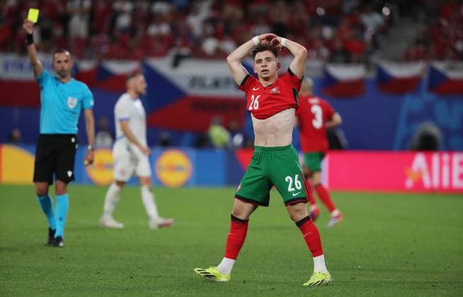 Francisco Conceicao jubelt nach 2:1, Schiedsrichter Marco Guida (ITA) zeigt gelbe Karte Freude Emotion Jubel Fußball Fussball Europameisterschaft Euro 2024 EM Herren Saison 2023 2024 18.06.2024 Portugal POR vs. Tschechien CZE in Leipzig DFL regulations prohibit any use of photographs as image sequences and or quasi-video.
