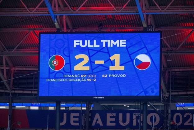 Fussball, Herren, Saison 2023 24, UEFA EURO, EM, Europameisterschaft,Fussball 20204, Gruppe F (1. Spieltag) in Leipzig, Portugal - Tschechien, Anzeigetafel mit 2:1-Endstand, 18.06. 2024, Copyright: xMatthiasxKochx