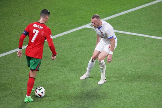 Leipzig, Sachsen-Anhalt, Deutschland, 18.06.2024: Red-Bull-Arena: Fußball-EM 2024, Gruppe F, Portugal - Tschechien: Cristiano Ronaldo (7, Portugal) steht vor Tomas Holes (3, Tschechien) Copyright: xdtsxNachrichtenagenturx dts_40671