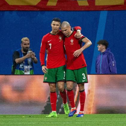 Fussball, Herren, Saison 2023 24, UEFA EURO, EM, Europameisterschaft,Fussball 20204, Gruppe F (1. Spieltag) in Leipzig, Portugal - Tschechien, v. l. Cristiano Ronaldo (Portugal), Pepe (Portugal), 18.06. 2024, Copyright: xMatthiasxKochx
