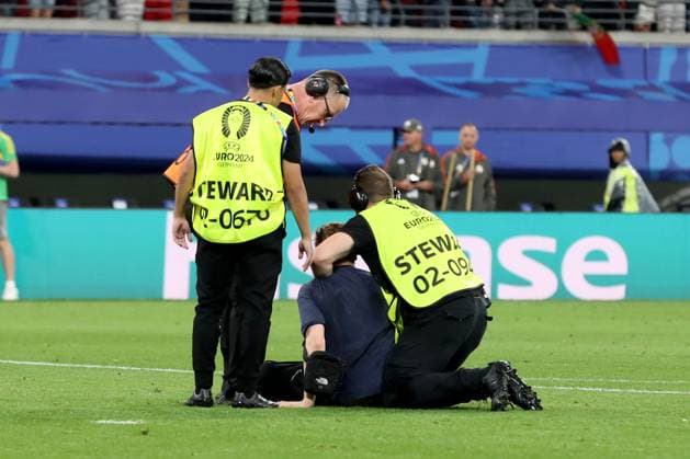 18.06.2024, xtgx, Fussball EM 2024, Portugal - Tschechien emspor, v.l. Ein Flitzer wird von Ordnern gestoppt (DFL DFB REGULATIONS PROHIBIT ANY USE OF PHOTOGRAPHS as IMAGE SEQUENCES and or QUASI-VIDEO) Leipzig